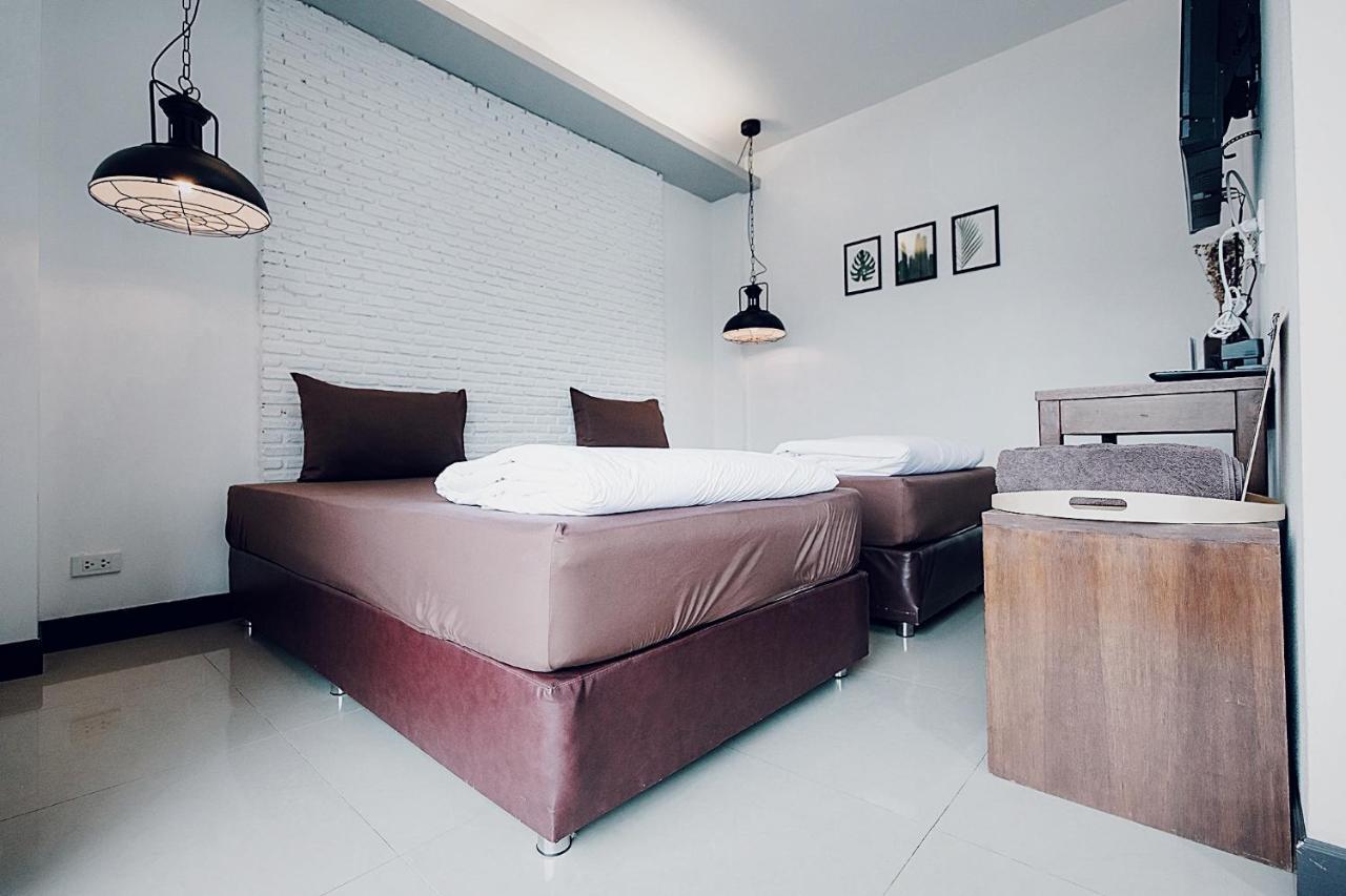Pine Cafe'&Bed Hotel Phranakhonszi Ajutthaja Kültér fotó
