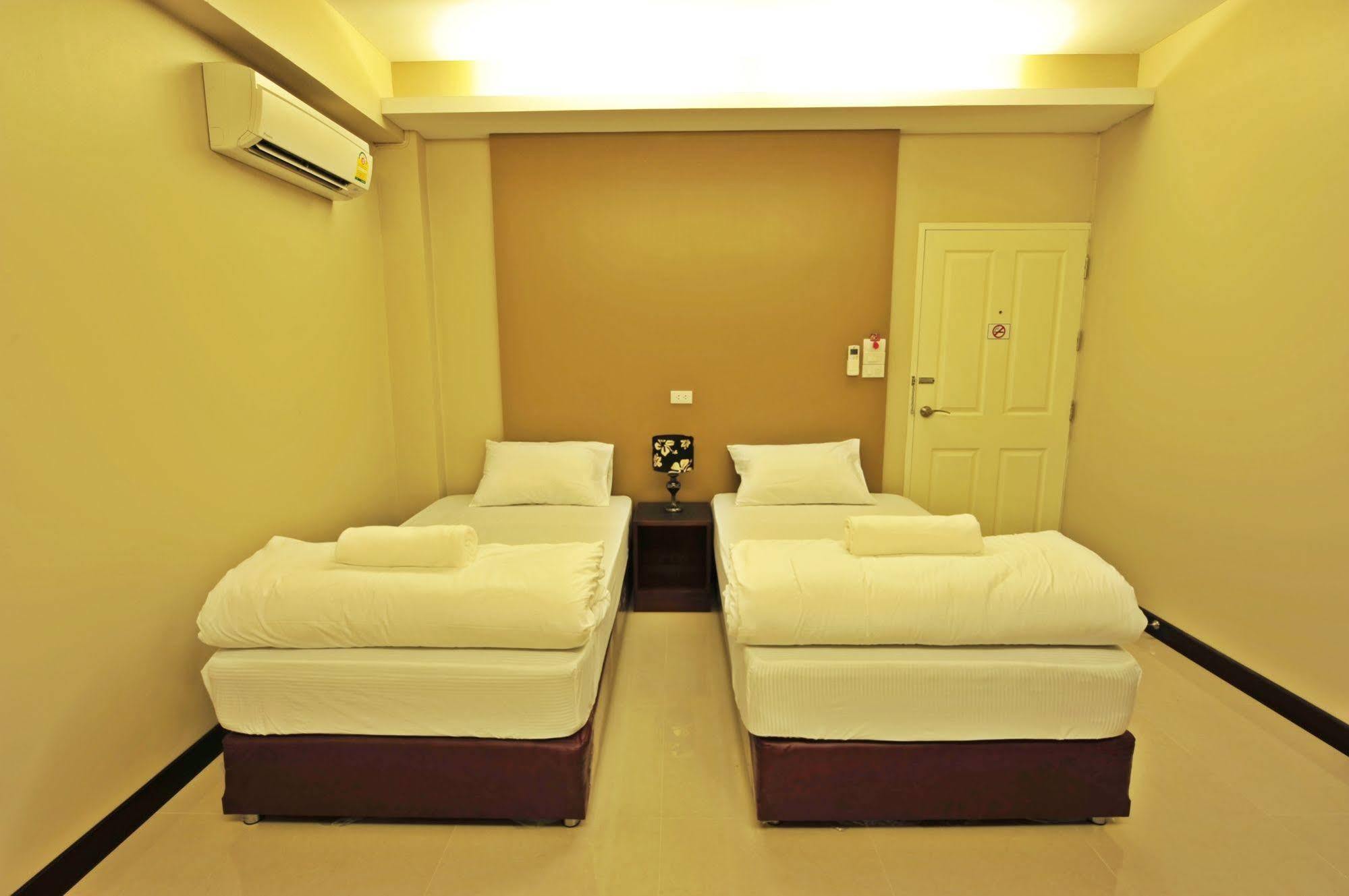 Pine Cafe'&Bed Hotel Phranakhonszi Ajutthaja Kültér fotó